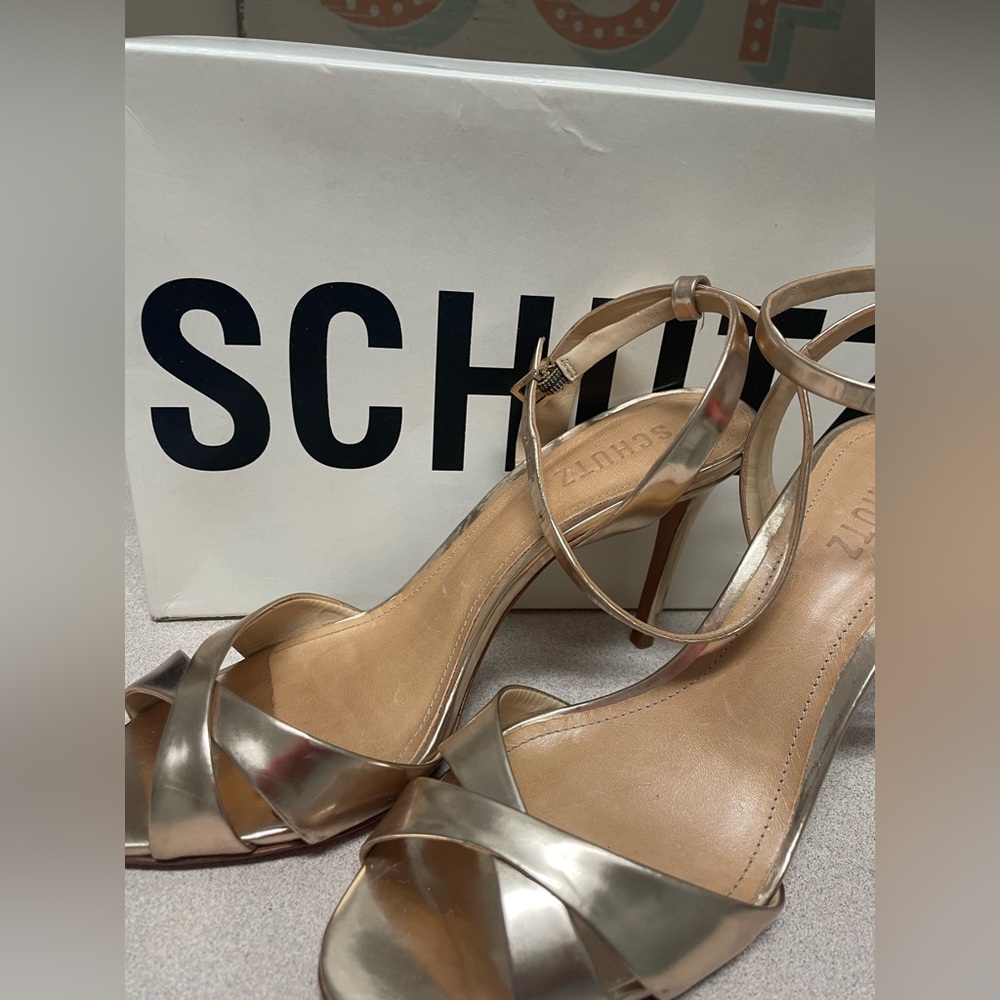 EEUC In box Schutz hold pumps Size 8.5